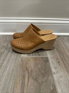 Everlane Woven Leather Clog Mules in Tan